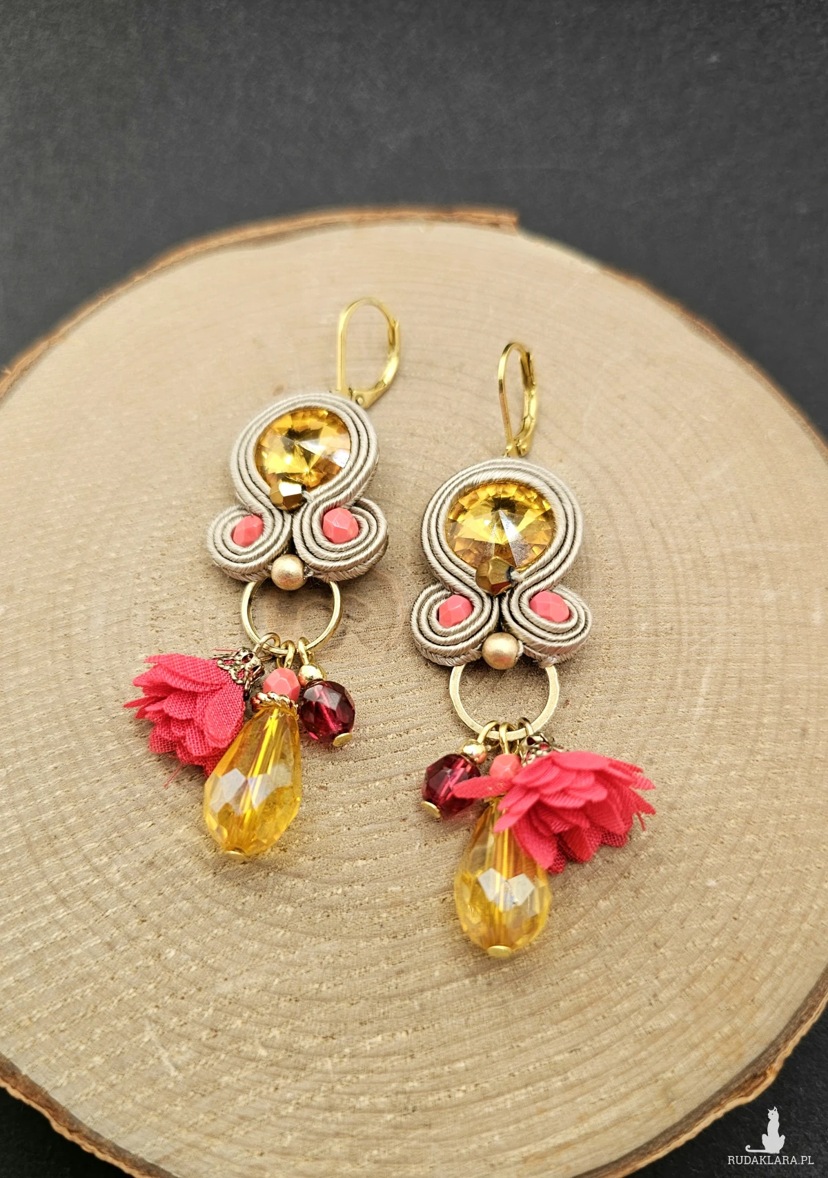 Beżowo kolorowe kolczyki sutasz z kryształkami 10